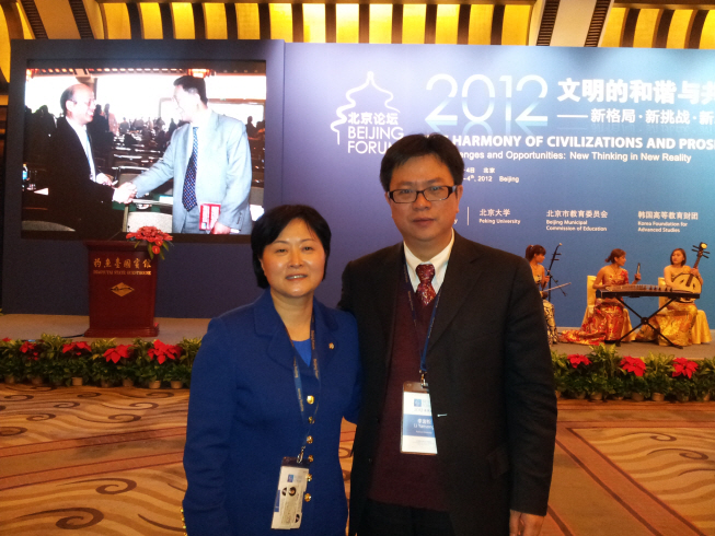 릴얜숭북경대부총장님과함께 기념촬영